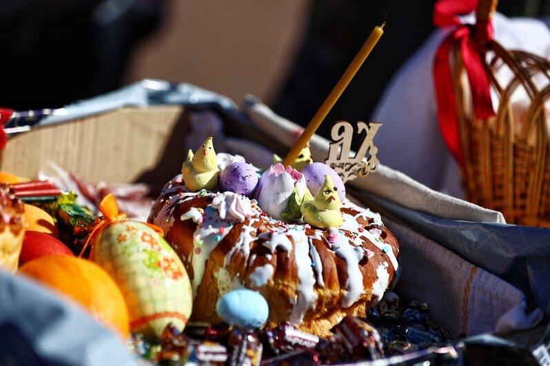 В Кафедральном соборе освятили пасхальную снедь калининградцев (фоторепортаж) - Новости Калининграда | Фото: Александр Подгорчук / «Клопс»