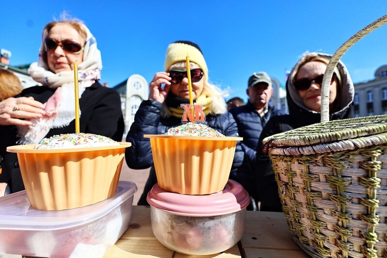 В Кафедральном соборе освятили пасхальную снедь калининградцев (фоторепортаж) - Новости Калининграда | Фото: Александр Подгорчук / «Клопс»