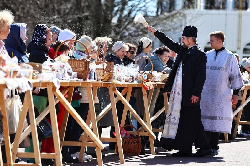 В Кафедральном соборе освятили пасхальную снедь калининградцев (фоторепортаж) - Новости Калининграда | Фото: Александр Подгорчук / «Клопс»