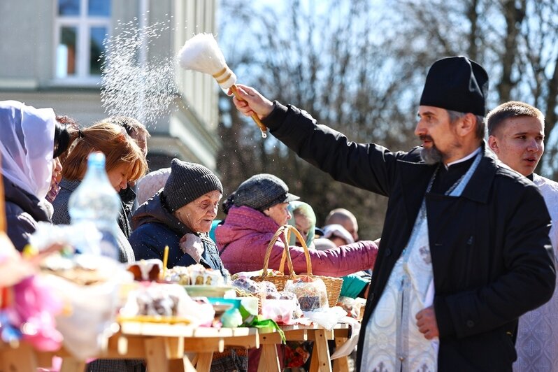 В Кафедральном соборе освятили пасхальную снедь калининградцев (фоторепортаж) - Новости Калининграда | Фото: Александр Подгорчук / «Клопс»