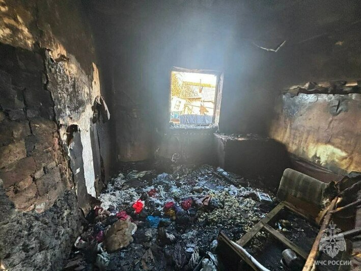 Две комнаты в огне: под Черняховском произошёл пожар с пострадавшим - Новости Калининграда | Фото: МЧС региона