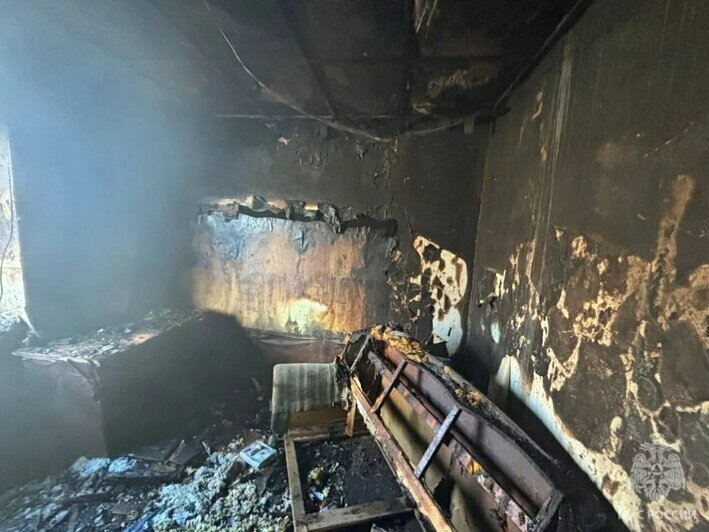 Две комнаты в огне: под Черняховском произошёл пожар с пострадавшим - Новости Калининграда | Фото: МЧС региона