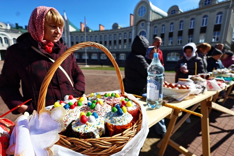В Кафедральном соборе освятили пасхальную снедь калининградцев (фоторепортаж) - Новости Калининграда | Фото: Александр Подгорчук / «Клопс»