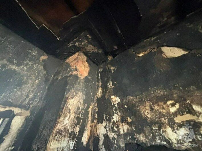 Две комнаты в огне: под Черняховском произошёл пожар с пострадавшим - Новости Калининграда | Фото: МЧС региона