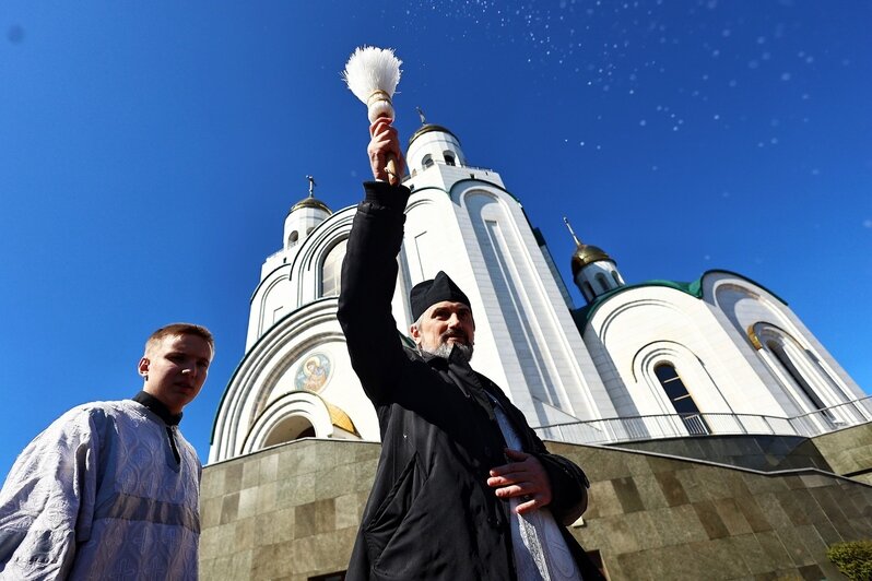 В Кафедральном соборе освятили пасхальную снедь калининградцев (фоторепортаж) - Новости Калининграда | Фото: Александр Подгорчук / «Клопс»