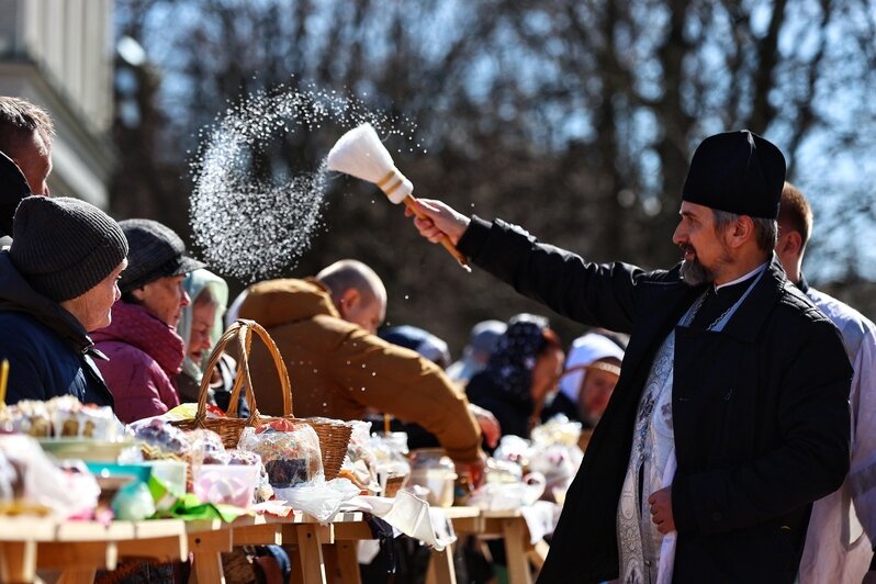 В Кафедральном соборе освятили пасхальную снедь калининградцев (фоторепортаж) - Новости Калининграда | Фото: Александр Подгорчук / «Клопс»