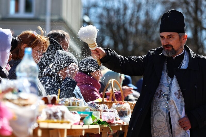 В Кафедральном соборе освятили пасхальную снедь калининградцев (фоторепортаж) - Новости Калининграда | Фото: Александр Подгорчук / «Клопс»