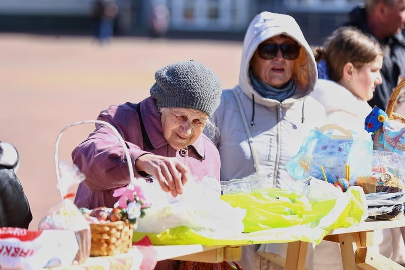 В Кафедральном соборе освятили пасхальную снедь калининградцев (фоторепортаж) - Новости Калининграда | Фото: Александр Подгорчук / «Клопс»