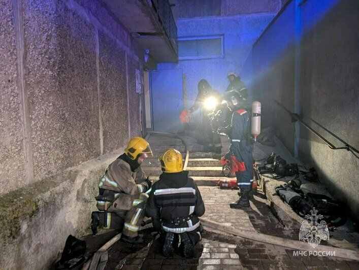 В Калининграде на Инженерной загорелась квартира в девятиэтажке, погибли три человека (фото) - Новости Калининграда | Фото: канал управления МЧС России по Калининградской области / Телеграм