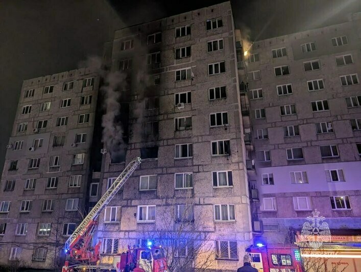 В Калининграде на Инженерной загорелась квартира в девятиэтажке, погибли три человека (фото) - Новости Калининграда | Фото: канал управления МЧС России по Калининградской области / Телеграм