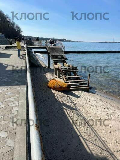 На пляж в Пионерском вынесло загадочный оранжевый объект, который озадачил жителей и гостей курорта (фото) - Новости Калининграда | Фото: очевидцы