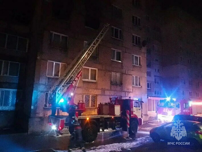 В Калининграде на Инженерной загорелась квартира в девятиэтажке, погибли три человека (фото) - Новости Калининграда | Фото: канал управления МЧС России по Калининградской области / Телеграм