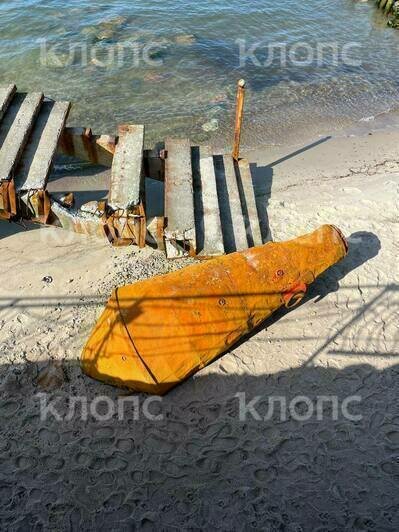На пляж в Пионерском вынесло загадочный оранжевый объект, который озадачил жителей и гостей курорта (фото) - Новости Калининграда | Фото: очевидцы