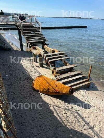 На пляж в Пионерском вынесло загадочный оранжевый объект, который озадачил жителей и гостей курорта (фото) - Новости Калининграда | Фото: очевидцы