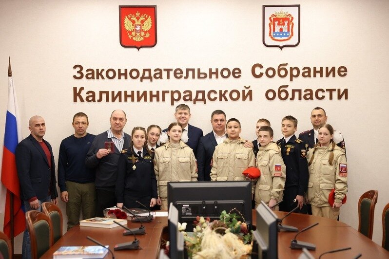 Поисковики передали сыну фронтовика орден Красного Знамени, найденный на Бальге — Кропоткин - Новости Калининграда | Фото: пресс-служба регионального парламента