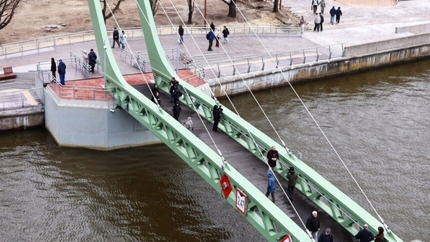 Застройщик рассказал, почему появился забор у недавно открытого Философского моста   - Новости Калининграда | Фото: «Клопс»