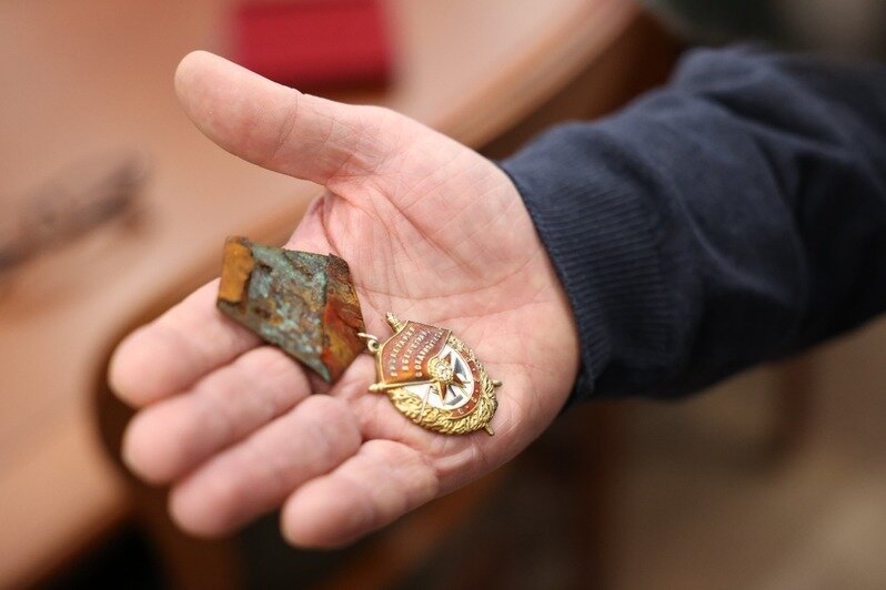 Поисковики передали сыну фронтовика орден Красного Знамени, найденный на Бальге — Кропоткин - Новости Калининграда | Фото: пресс-служба регионального парламента