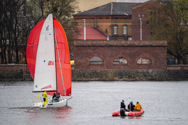 На Верхнем озере яхты вызвали друг друга на дуэль: фоторепортаж   - Новости Калининграда | Фото: Александр Подгорчук / «Клопс»