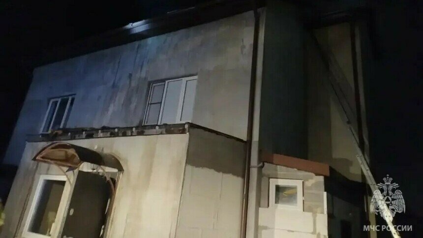 Кровля и мансарда в огне: в Калининграде тушили крупный пожар в жилом доме - Новости Калининграда | Фото: МЧС региона