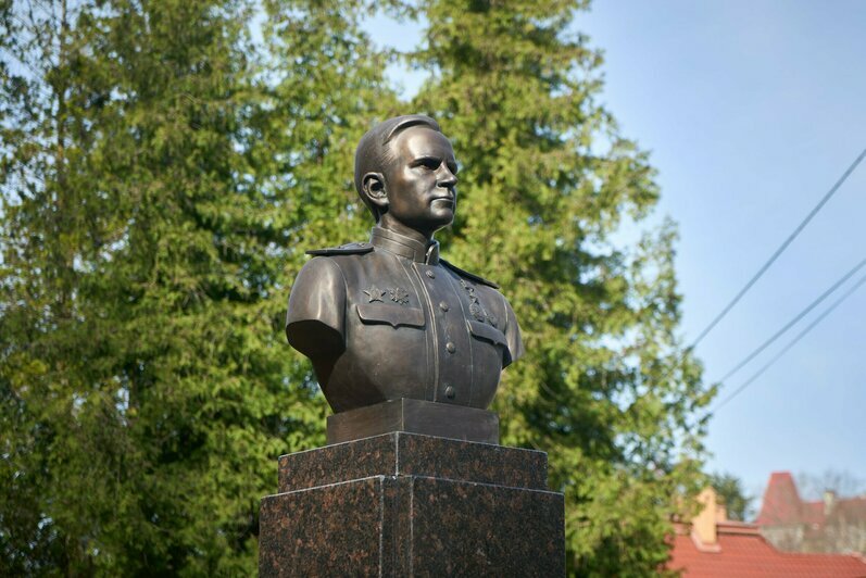 В Светлогорске в день взятия Раушена открыли бюст Герою Советского Союза Полищуку (фото) - Новости Калининграда | Фото: Евгений Гладков