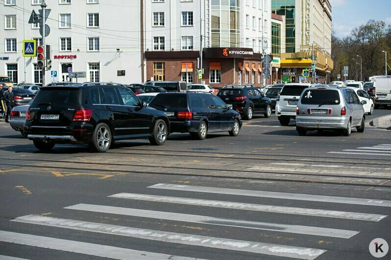 В центре Калининграда изменилась работа светофора: водители жалуются на пробки у «Пассажа» (фото) - Новости Калининграда | Фото: Александр Подгорчук / «Клопс»