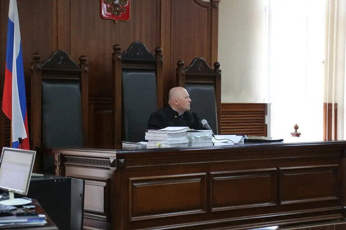 Разбирается в сложном деле председатель Калининградского областного суда Евгений Быков  | Фото: Калининградский областной суд
