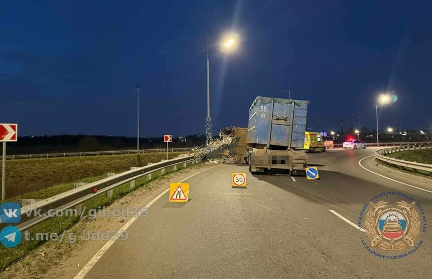 На окружной возле «Акоруса» опрокинулся мусоровоз, 34-летнего водителя увезли в больницу - Новости Калининграда | Фото: канал Госавтоинспекции Калининградской области / Телеграм