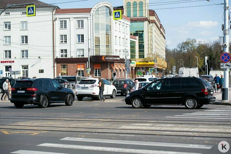 В центре Калининграда изменилась работа светофора: водители жалуются на пробки у «Пассажа» (фото) - Новости Калининграда | Фото: Александр Подгорчук / «Клопс»