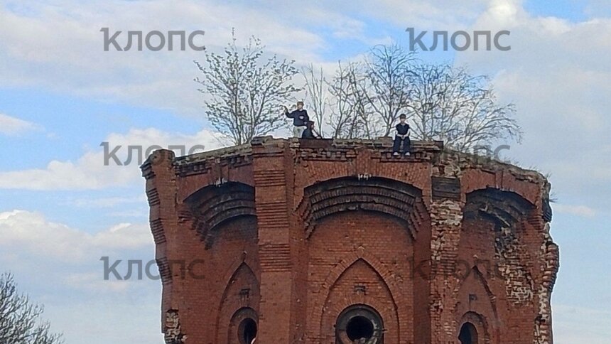 В Калининграде подростки оккупировали крышу водонапорной башни бывшей скотобойни (фото)   - Новости Калининграда | Фото: Мария