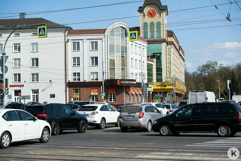 В центре Калининграда изменилась работа светофора: водители жалуются на пробки у «Пассажа» (фото) - Новости Калининграда | Фото: Александр Подгорчук / «Клопс»