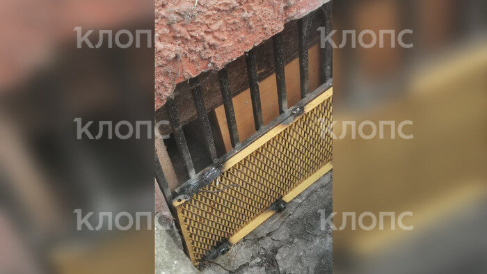 Последний лаз в подвал заварили решёткой и радиатором.  | Фото: Ирина