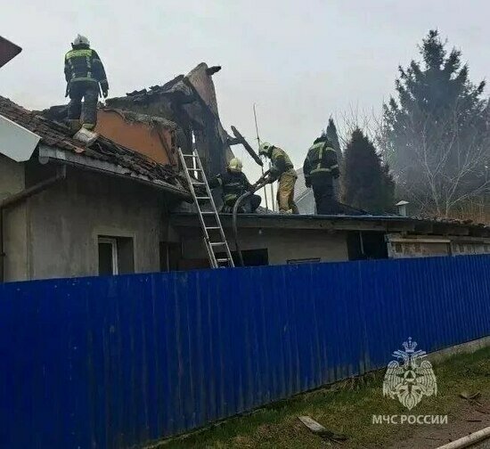 Мансарда в огне: в Багратионовском районе произошёл пожар с пострадавшим - Новости Калининграда | Фото: МЧС региона