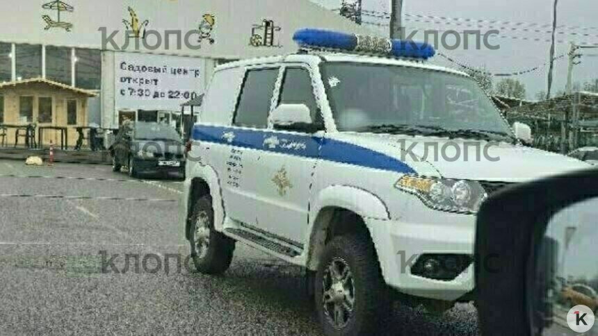 На парковке стоит полицейская машина | Фото: очевидец