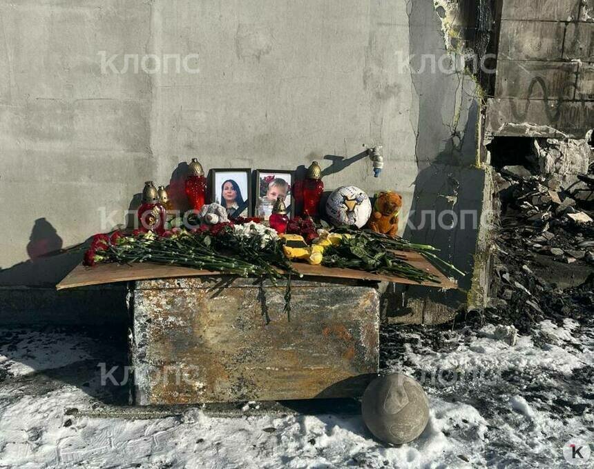 На месте пожарища люди организовали стихийный мемориал | Фото: очевидец