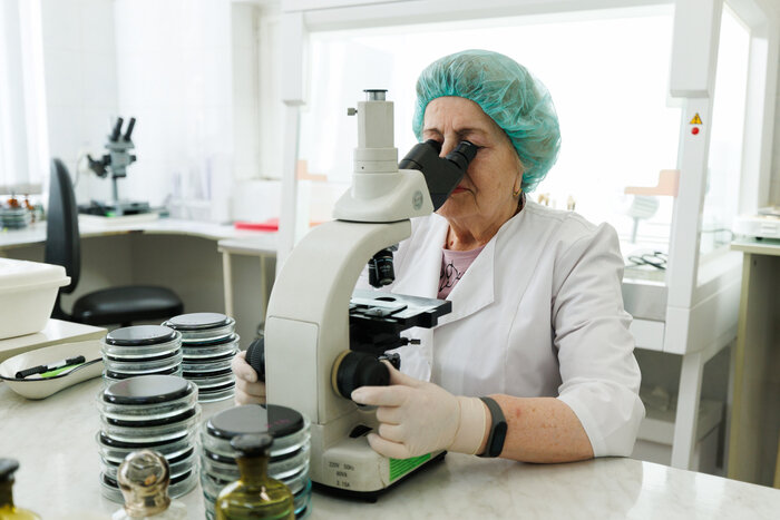 Для бактериолога важна усидчивость – ведь часами разглядывать колонии микроорганизмов совсем не просто  | Фото: Александр Мелехов