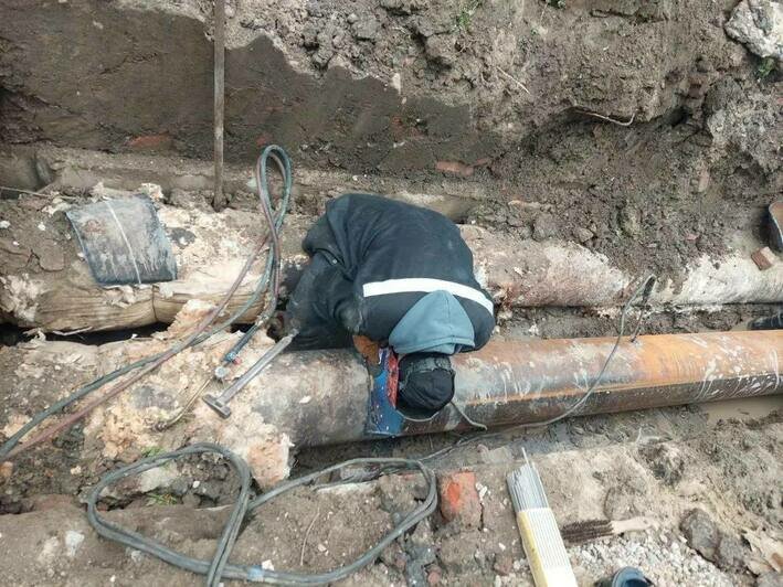 В Калининграде в сквере у драмтеатра из-за ремонта трубы разрыли часть газона (фото) - Новости Калининграда | Фото: канал МП «Калининградтеплосеть» / Телеграм