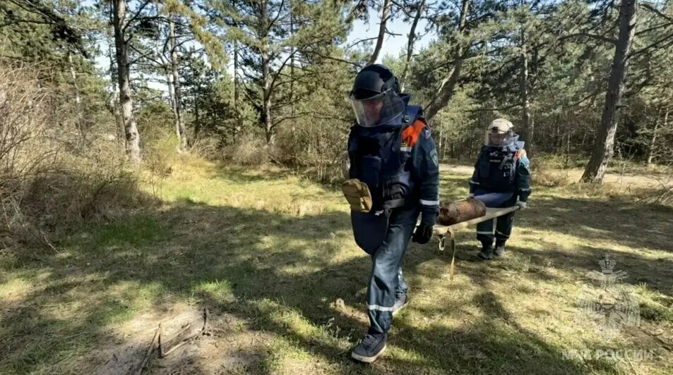 На Балтийской косе уничтожили авиабомбу и несколько снарядов времён войны (фото) - Новости Калининграда | Фото: МЧС региона