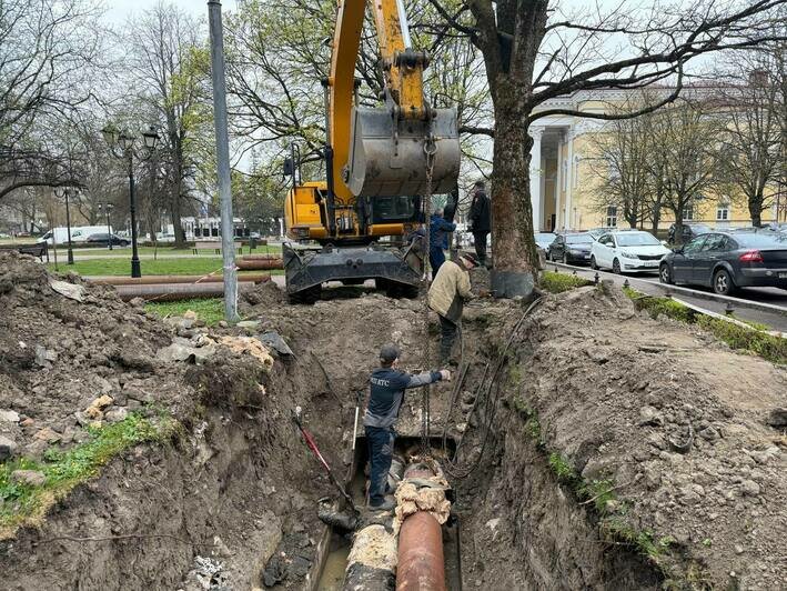 В Калининграде в сквере у драмтеатра из-за ремонта трубы разрыли часть газона (фото) - Новости Калининграда | Фото: канал МП «Калининградтеплосеть» / Телеграм