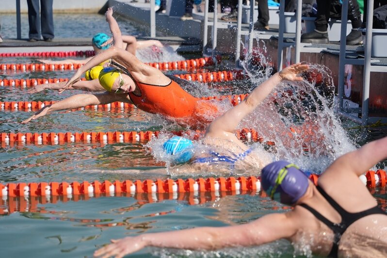 Возле кирхи в Славске рыцари выступили для моржей: чем запомнился Чемпионат России по зимнему плаванию - Новости Калининграда | Фото: оргкомитет Чемпионата (Андрей Грачёв)