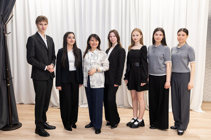 Директор школы Татьяна Батурина (в центре): "Мы предоставляем возможность каждому ученику развиваться по своим интересам" | Фото: Александр Подгорчук