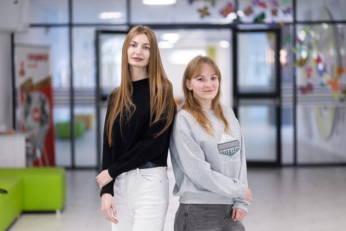 Яна Юденко и Эмилия Янчевская работают учителями в школе № 50 второй год | Фото: Александр Подгорчук