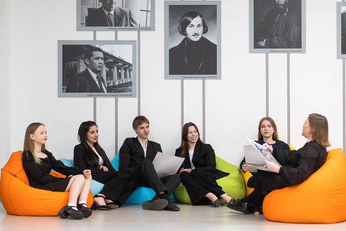 Советник директора по воспитанию Мария Телегина и активисты её волонтёрского отряда всегда готовы поделиться опытом и впечтатленями с другими ребятами | Фото: Александр Подгорчук 