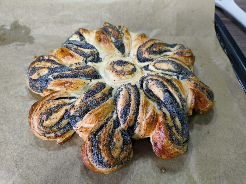 Пирог с маком «Бабушкина салфетка»: цветок из слоёного теста, который пекут за 30 минут - Новости Калининграда | Фото: «Клопс»