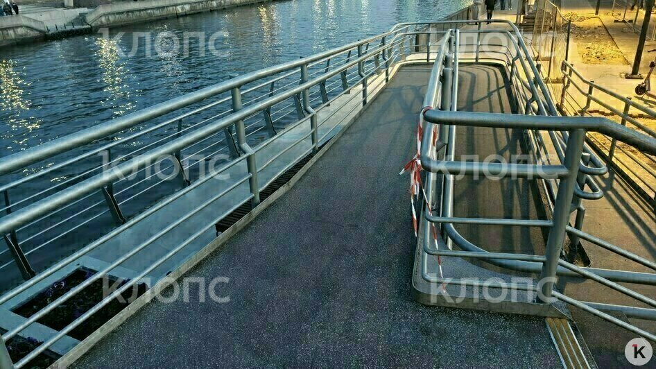 В Калининграде спустя неделю после открытия Философского моста часть покрытия сняли и перекрыли проход (фото) - Новости Калининграда | Фото: очевидец