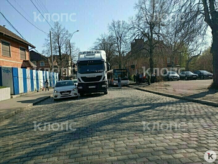 В Калининграде Вагоностроительную парализовала авария с участием фуры и легковушки (фото) - Новости Калининграда | Фото: очевидец