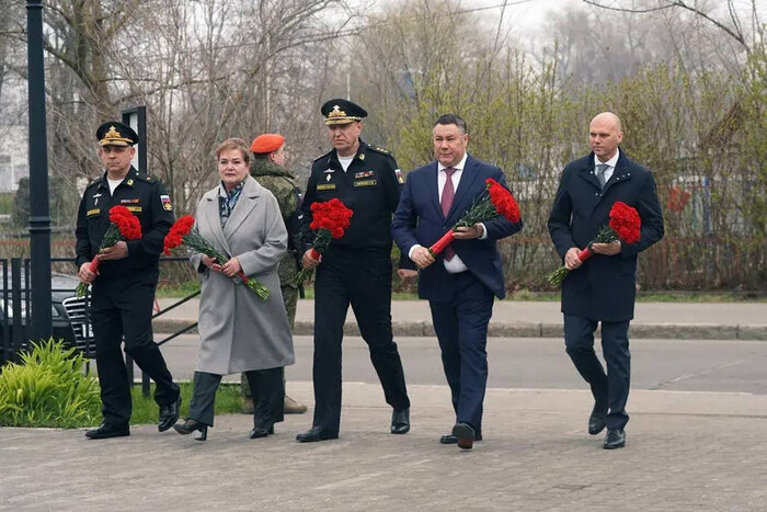 В Балтийске Игорь Руденя вместе с губернатором Алексеем Беспрозванных и командующим Балтийским флотом Сергеем Липилиным возложил цветы к памятнику советским воинам, погибшим в апреле 1945 года | Фото: сайт правительства области
