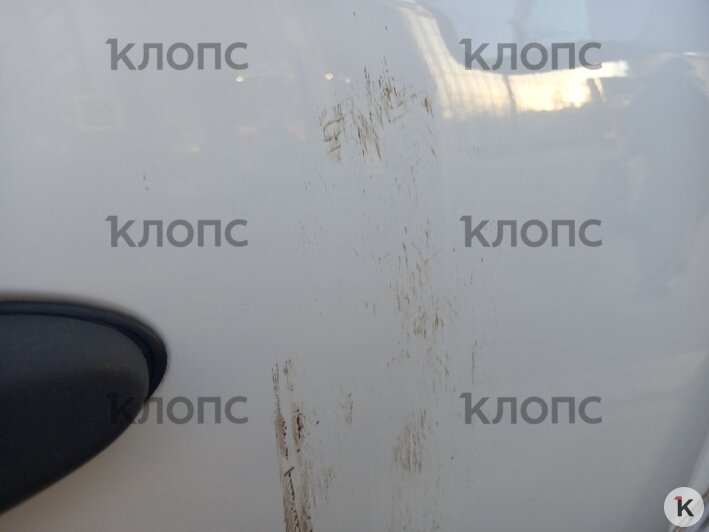 В машине порезаны колёса, стёкла в крови, кузов поцарапан  | Фото: предоставил Евгений 