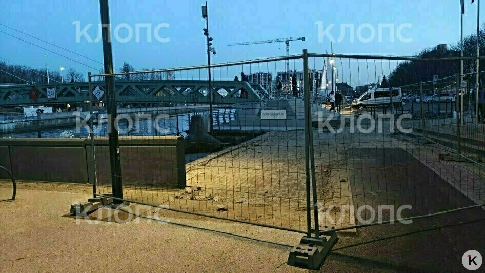В Калининграде спустя неделю после открытия Философского моста часть покрытия сняли и перекрыли проход (фото) - Новости Калининграда | Фото: очевидец