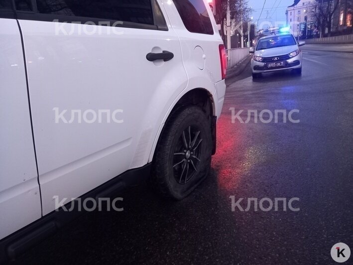 В машине порезаны колёса, стёкла в крови, кузов поцарапан  | Фото: предоставил Евгений 