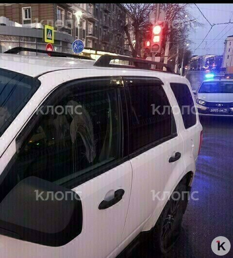 В машине порезаны колёса, стёкла в крови, кузов поцарапан  | Фото: предоставил Евгений 